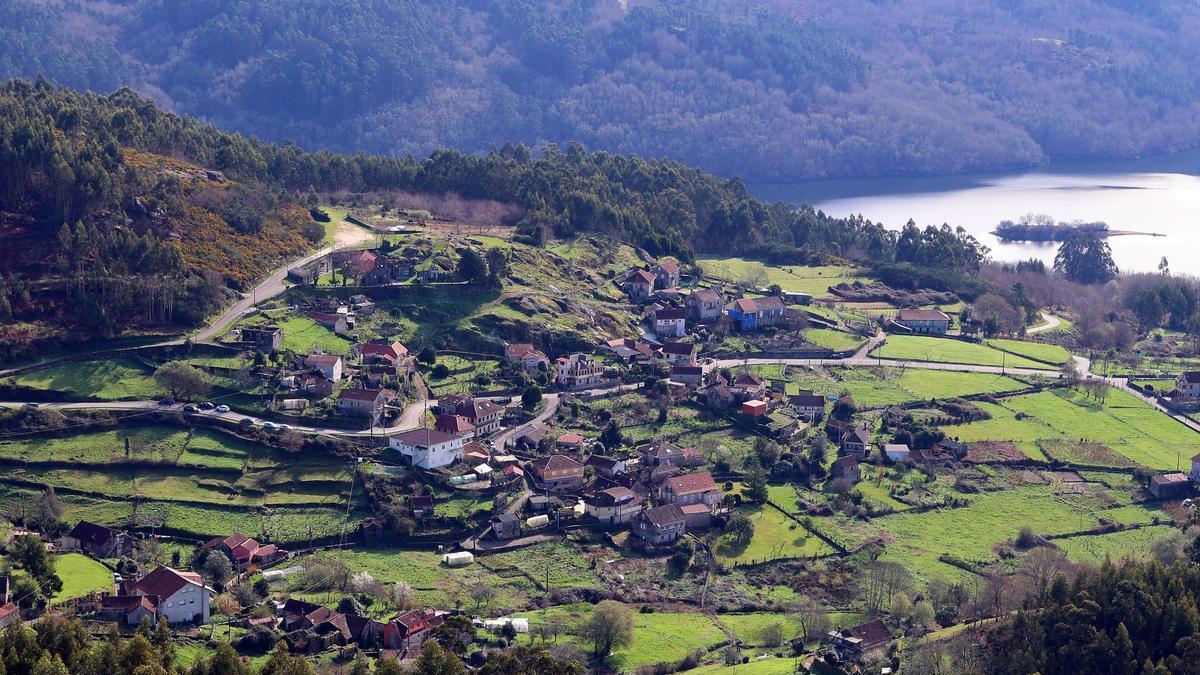 Una vista de la parroquia de Barbudo, en Pontecaldelas, con casas dispersas.