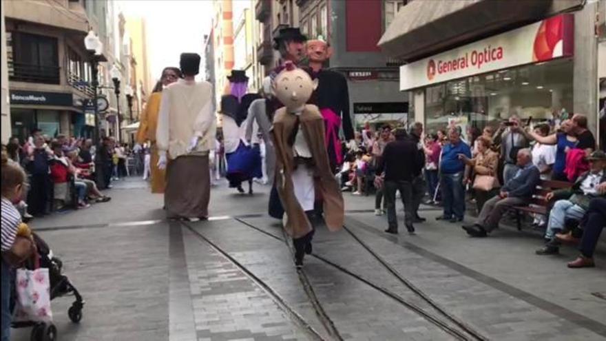 Triana ameniza la víspera del Día de Canarias con un pasacalles