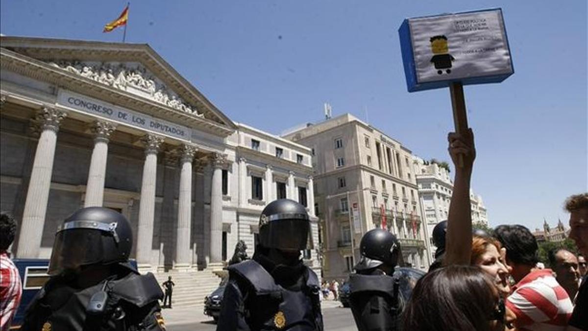 Un grupo de funcionarios protestan ante el Congreso de los Diputados, este miércoles.