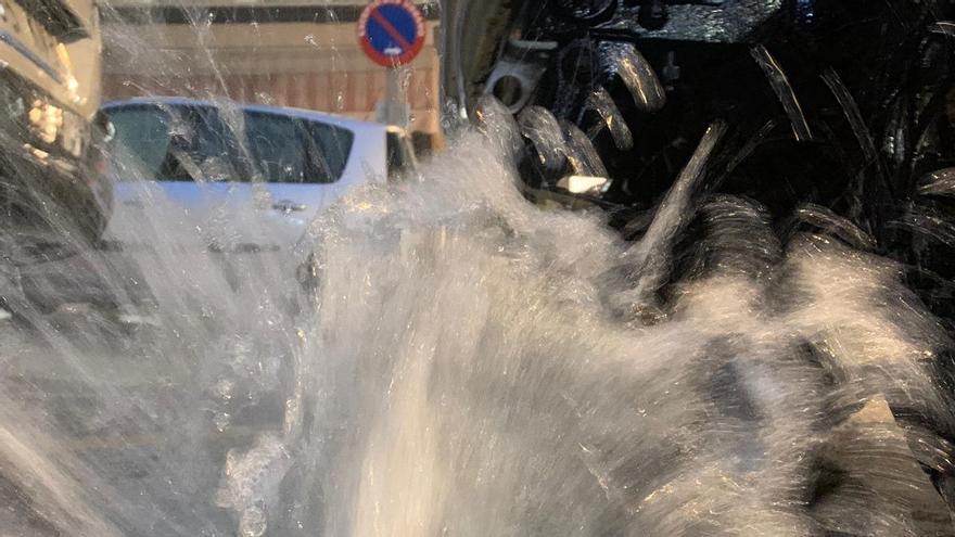 El agua brota a presión de los pluviales. 105 calles han quedado anegadas