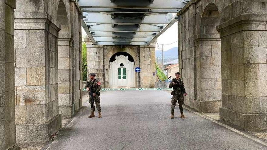 Efectivos de la Brilat, ayer en el viejo puente que une Galicia y Portugal en Tui que está cerrado. // Brilat O. C.