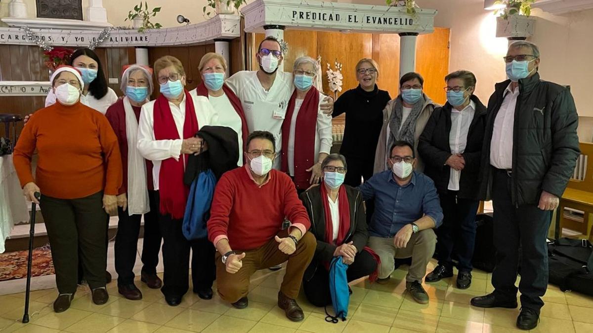 El equipo sanitario y de investigadores de la Cátedra de l'Alcora, junto a pacientes del Hospital de la Magdalena.