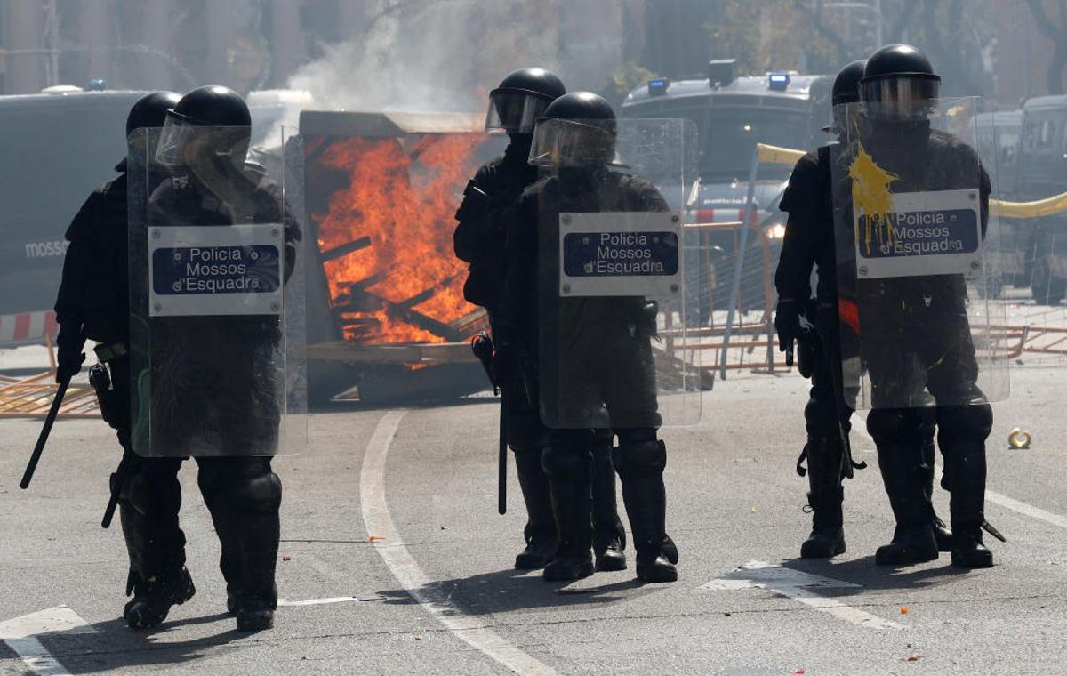 Las imágenes de la protesta de los CDR contra un acto de Vox en Barcelona.