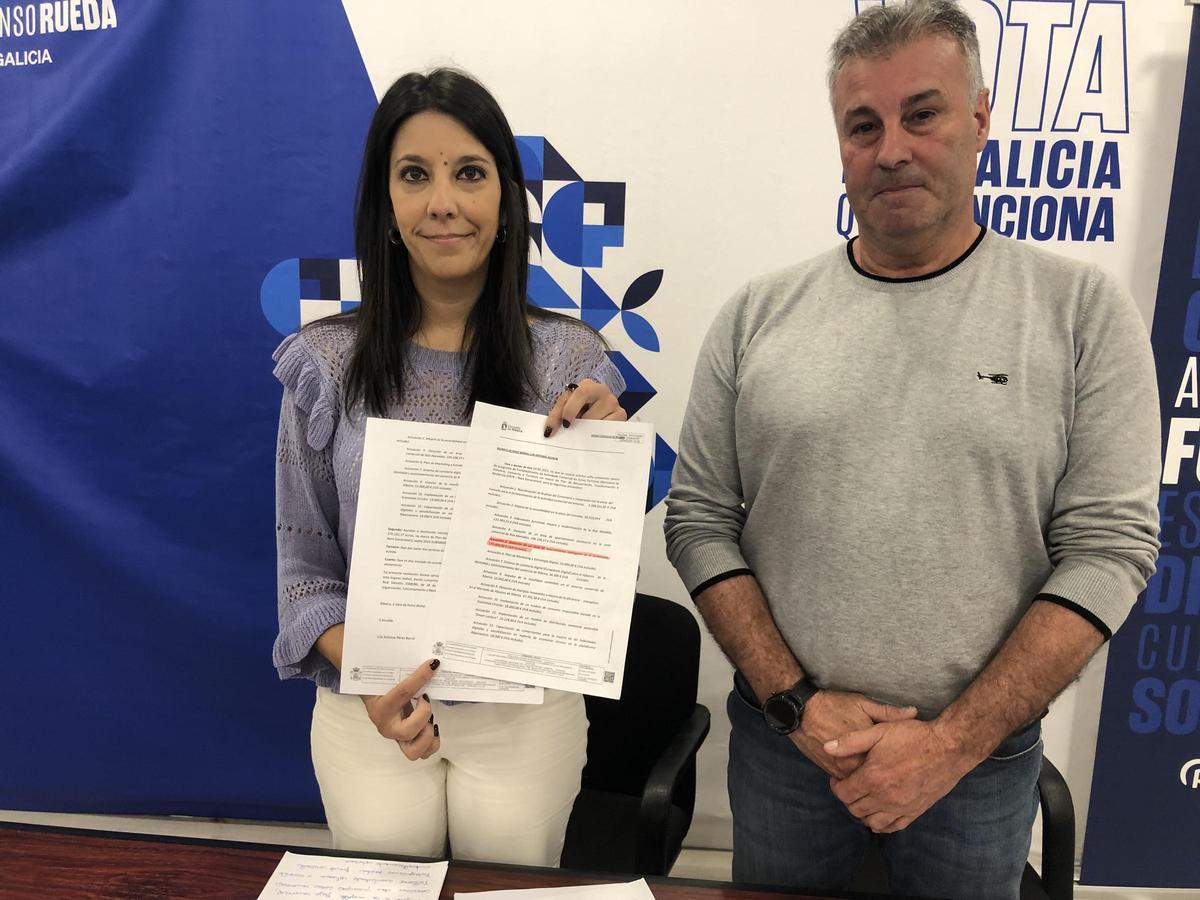 Los ediles del PP María Sampedro y Víctor Reiriz mostrando el decreto firmado por el alcalde de Ribeira.
