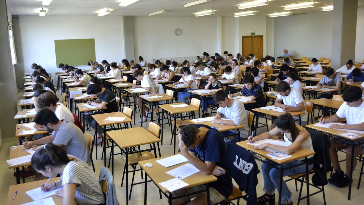 Estudiantes durante una prueba en la Facultad de Económicas del Campus de Elviña.