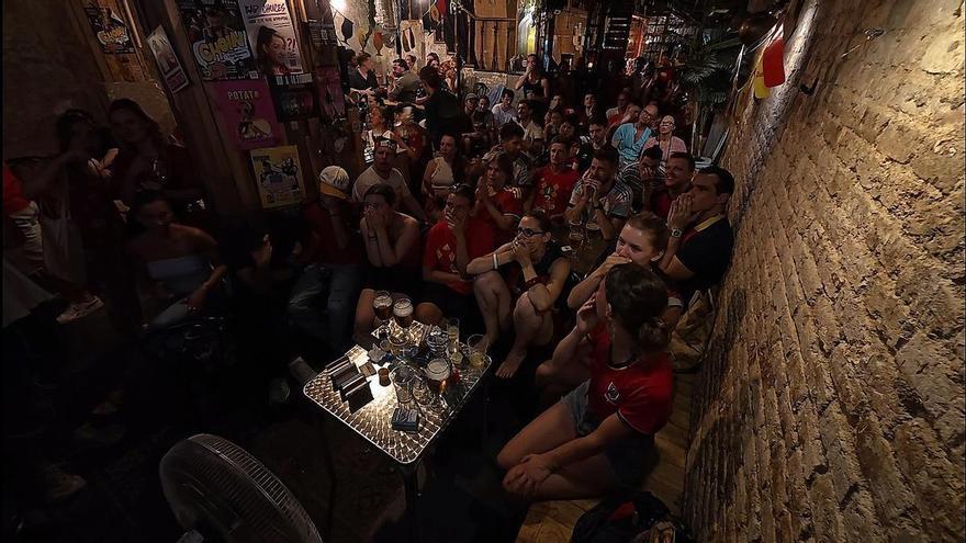 Así vivieron aficionados de Bélgica en un bar de Barcelona el 2-1 de España en el Mundial