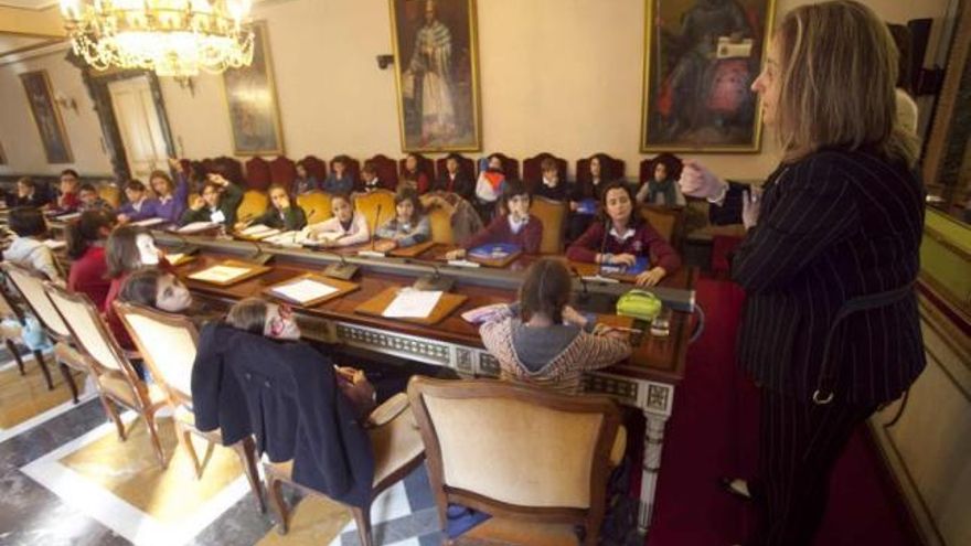 Raquel Casado, explicando a los niños distintos aspectos de la seguridad vial.