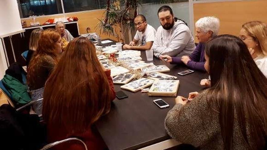 Reunión del grupo de lectura en la biblioteca universitaria. // FdV