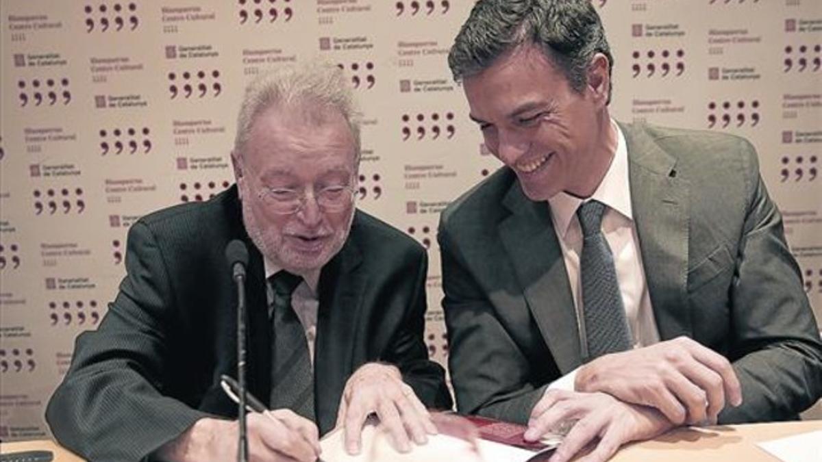 Pedro Sánchez, junto a Joan Tapia, en la presentación del libro '¿España sin Cataluña?', ayer en Madrid.