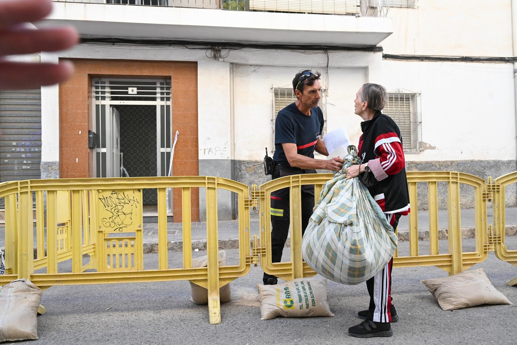 Así están sacando los bomberos las pertenencias de los vecinos desalojados de San Antón en Elche