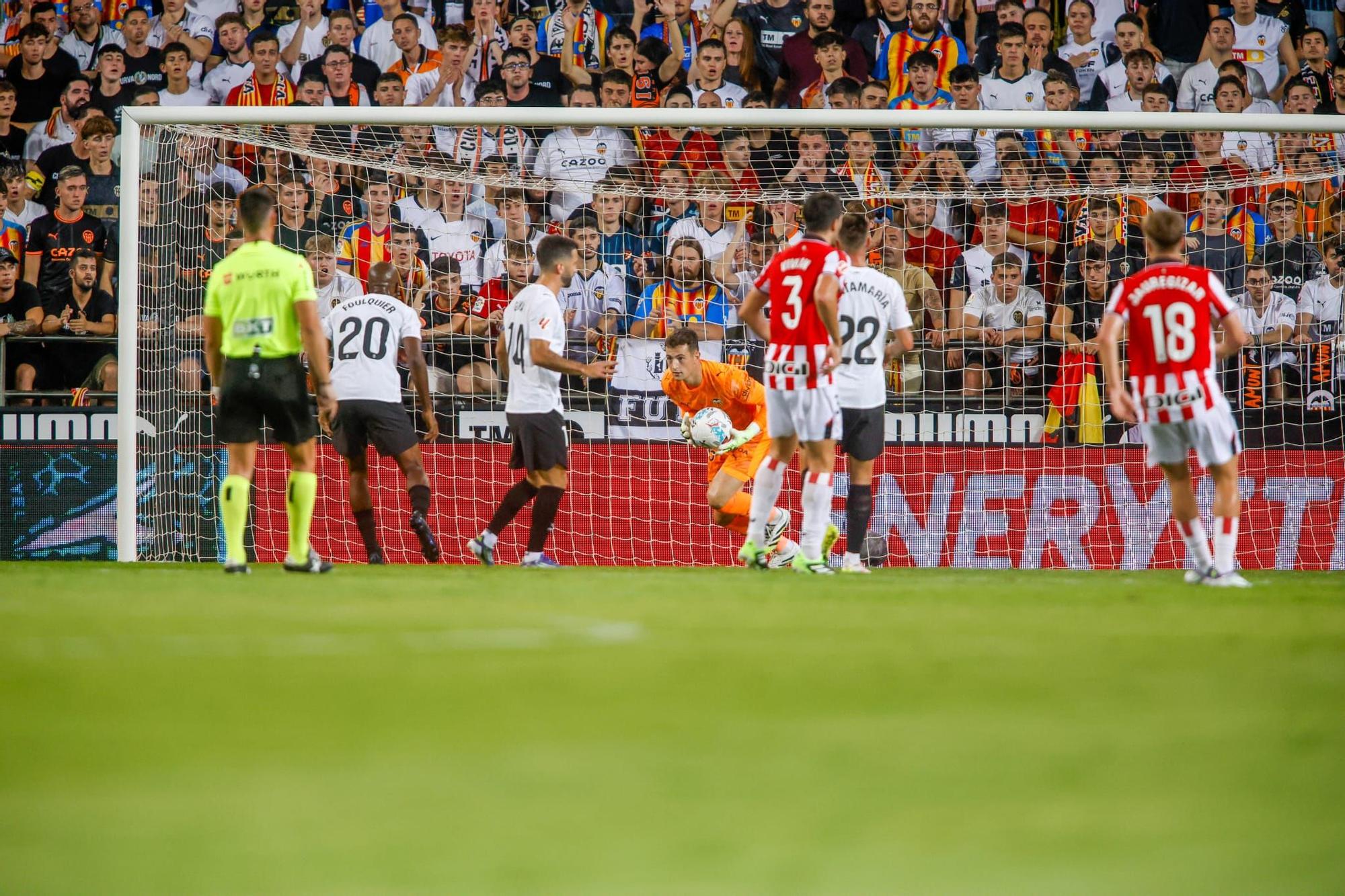 El Valencia CF - Athletic Club de Mestalla, en imágenes
