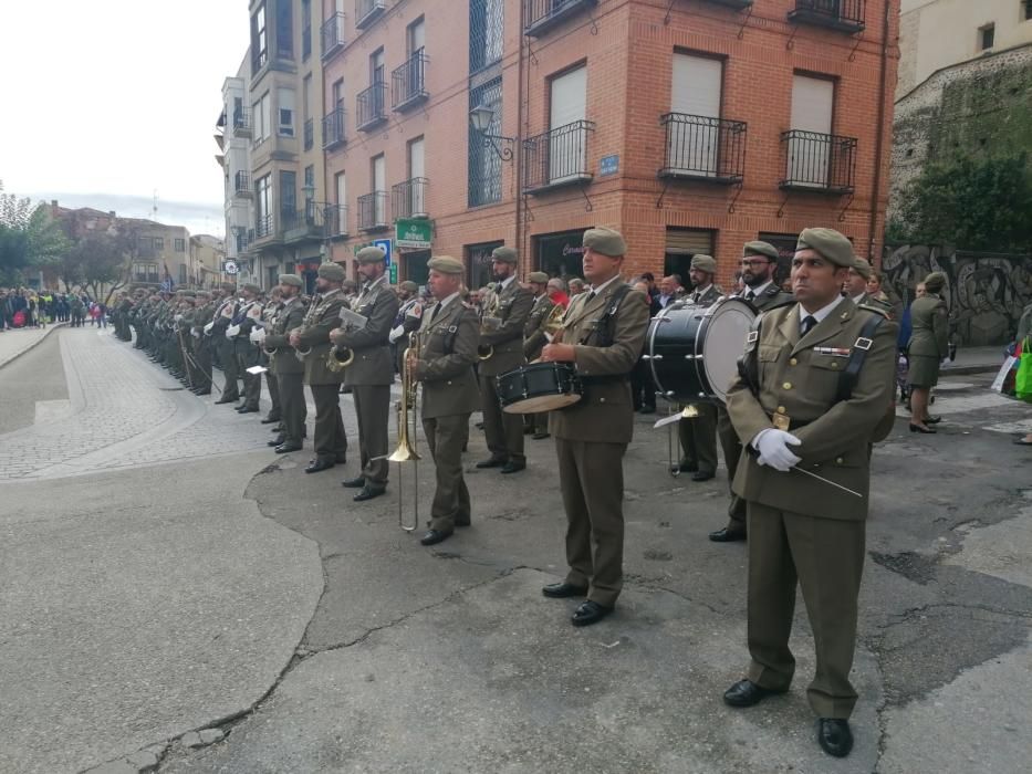 Toro rinde homenaje a la bandera