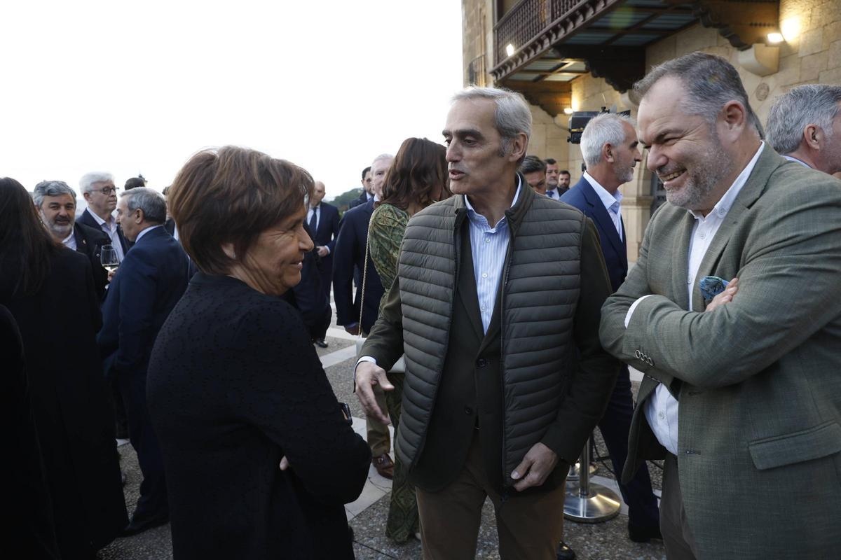 Carmen Moriyón, alcaldesa de Gijón, Jacobo Cosmen, presidente de Alsa, y Carlos Paniceres, presidente de la Cámara de Comercio de Oviedo.