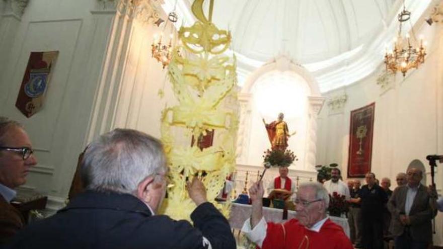 La entrega de la palma al patrón San Bonifacio une a cientos de personas el día de su festividad