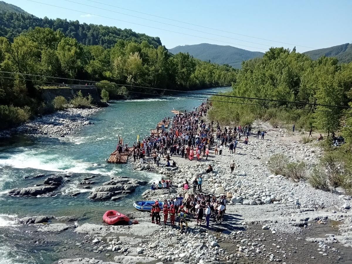Cientos de personas acudieron ayer a ver el descenso de las nabatas.