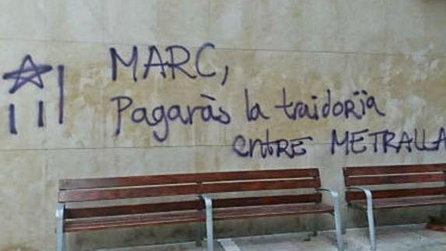 Imatges de la pintada contra l&#039;alcalde d&#039;Igualada, Marc Castells