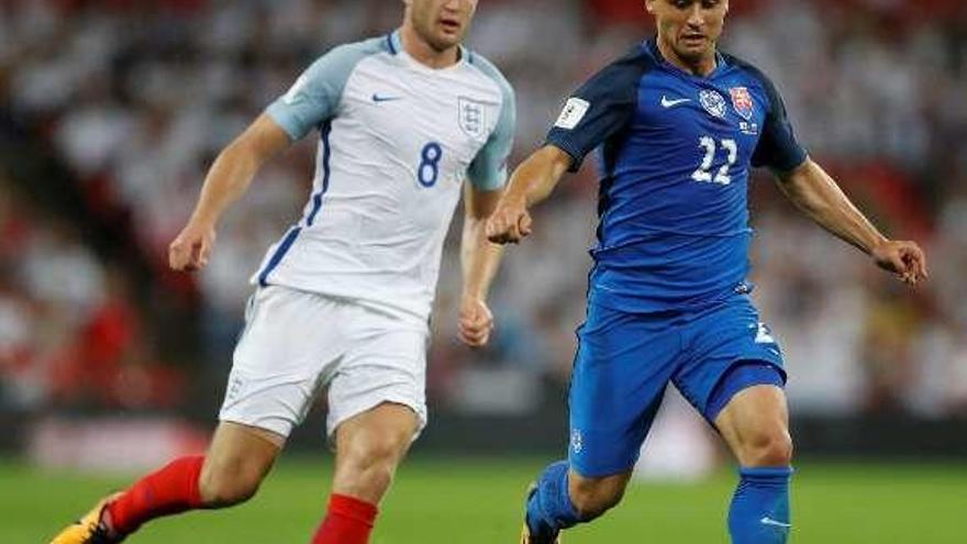 Lobotka conduce la pelota en un partido con su selección. // Reuters