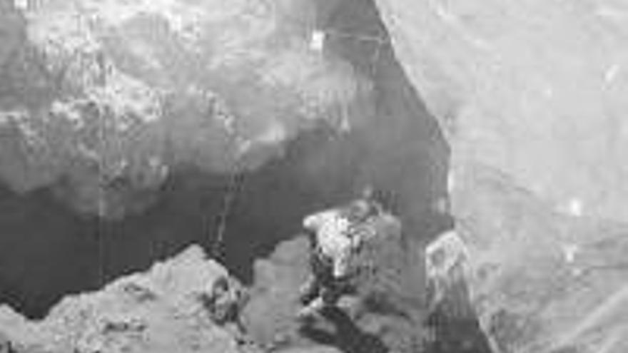El martillo neumático se abre paso en la cueva de Santa Ana
