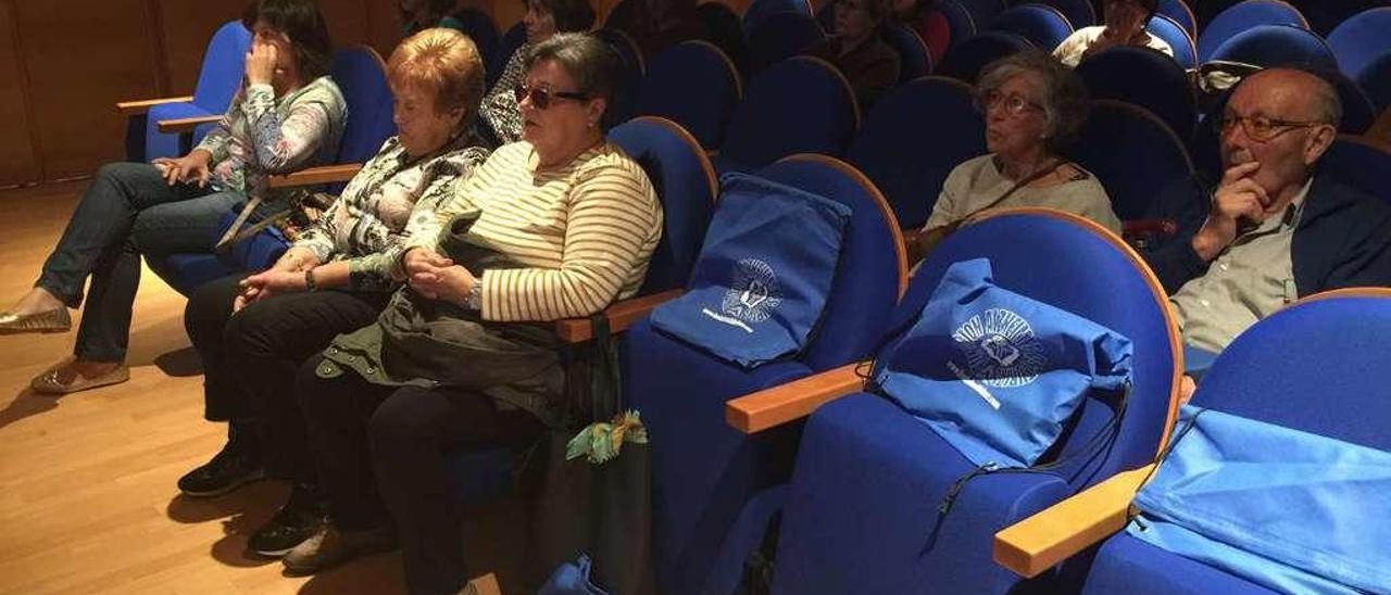 Asistentes al curso formativo sobre el alzhéimer en Infiesto, ayer.