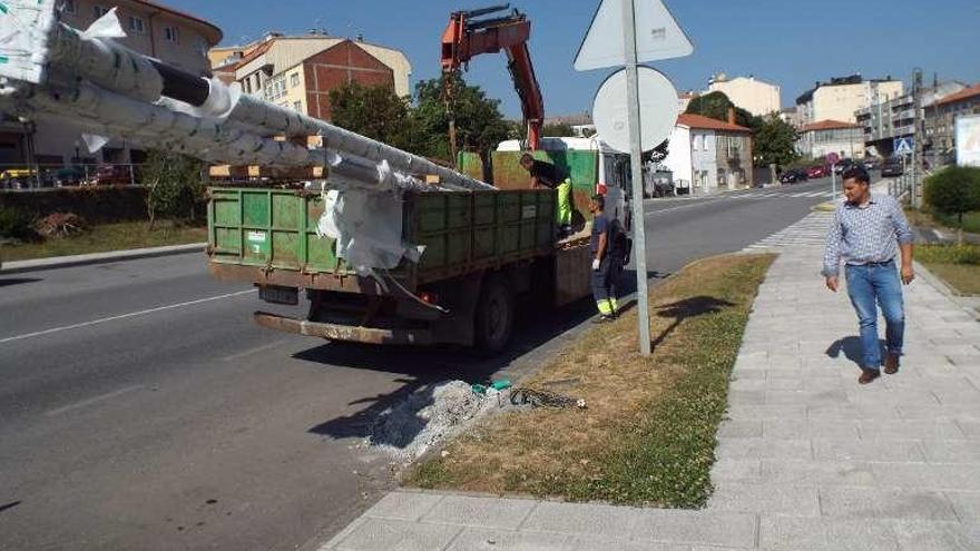 Klaus Brey supervisando, ayer, el cambio de luminarias.