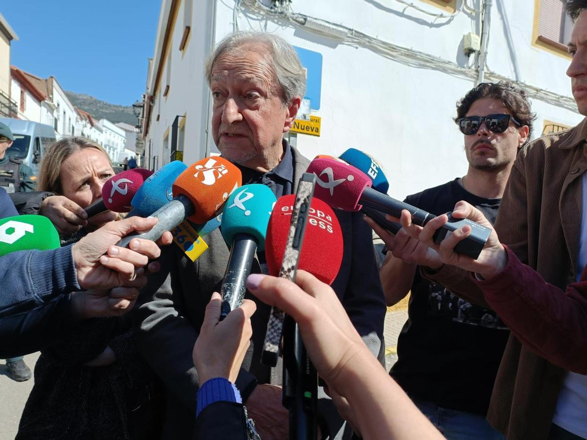 Paco Lobatón atiende a los medios de comunicación en la calle Nueva de Hornachos.