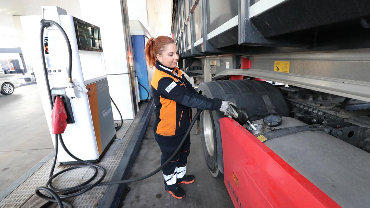 Gloria, ayer, llenando el depósito de un camión en la gasolinera del área de servicio de Rausán, a las afueras de Zaragoza.