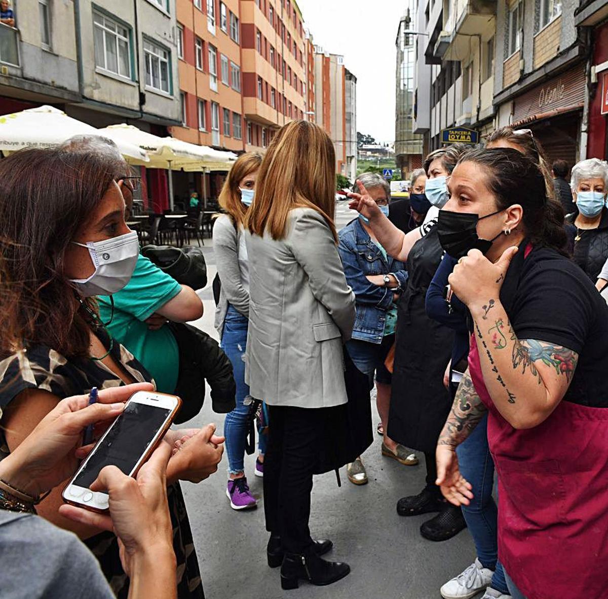 Una comerciante se queja ante la alcaldesa, Inés Rey.   | // VÍCTOR ECHAVE