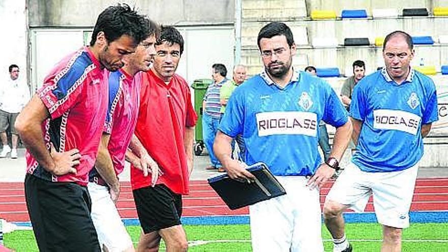 José María Lana, en el centro, durante el entrenamiento de ayer, con Iván Parra al fondo.