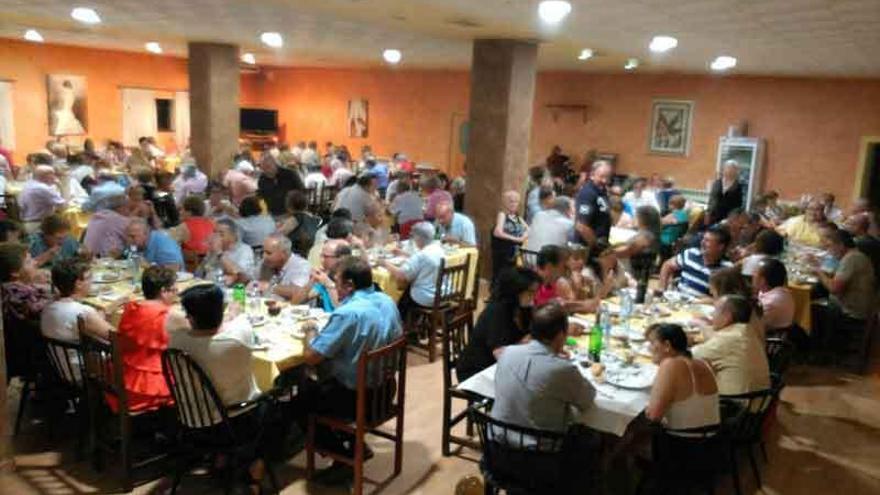 La Bóveda se vuelca con la Asociación Española contra el Cáncer en una concurrida cena solidaria