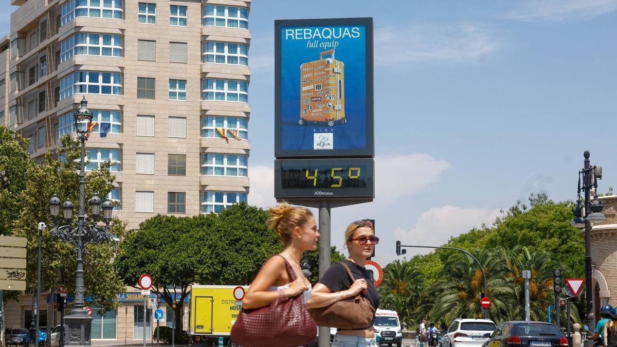 Dos mujeres pasena en València bajo un termómetro a 45 grados.