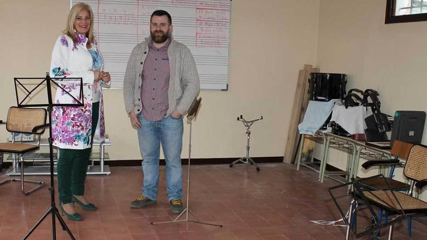 Aurora Cienfuegos y Arsenio Ruiz, ayer, visitando las escuelas.