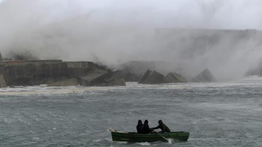 Fuertes olas en el puerto asturiano de Cudillero.