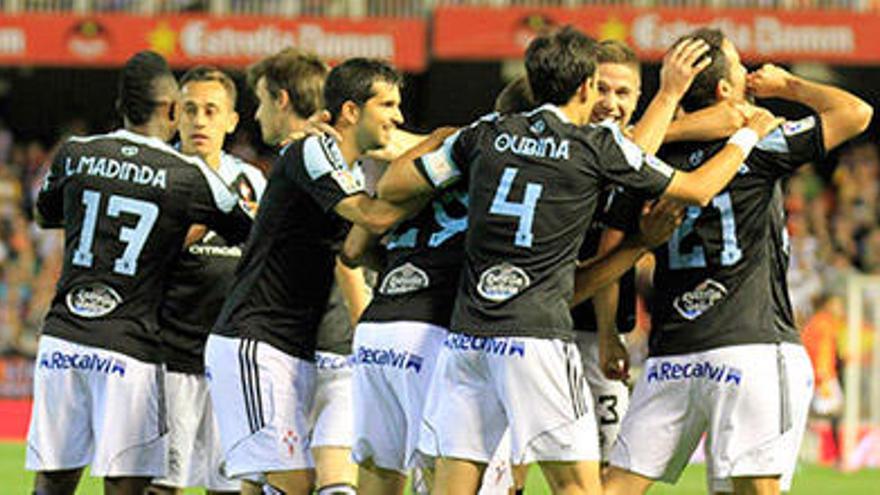 Los jugadores festejan el gol inicial de Íñigo López // LOF