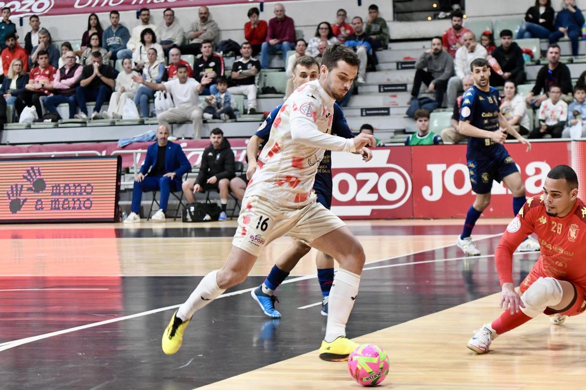 Las imágenes más destacadas del partido entre ELPozo y O Parrulo