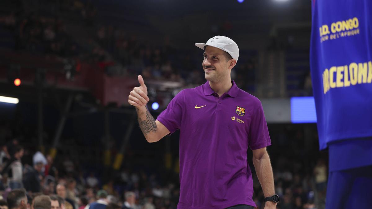 El base azulgrana saluda a los aficionados, que lo echan en falta en la pista para conducir al equipo hacia la victoria