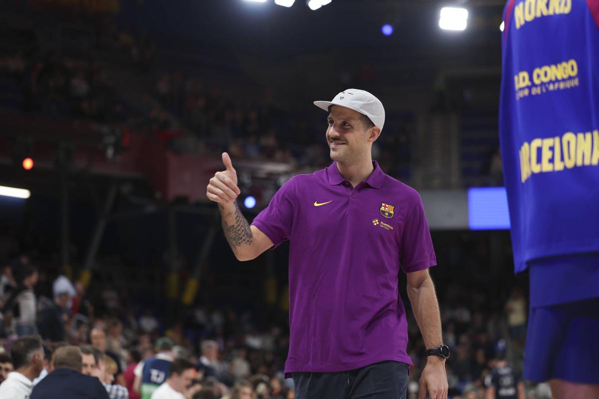 El base azulgrana saluda a los aficionados, que lo echan en falta en la pista para conducir al equipo hacia la victoria