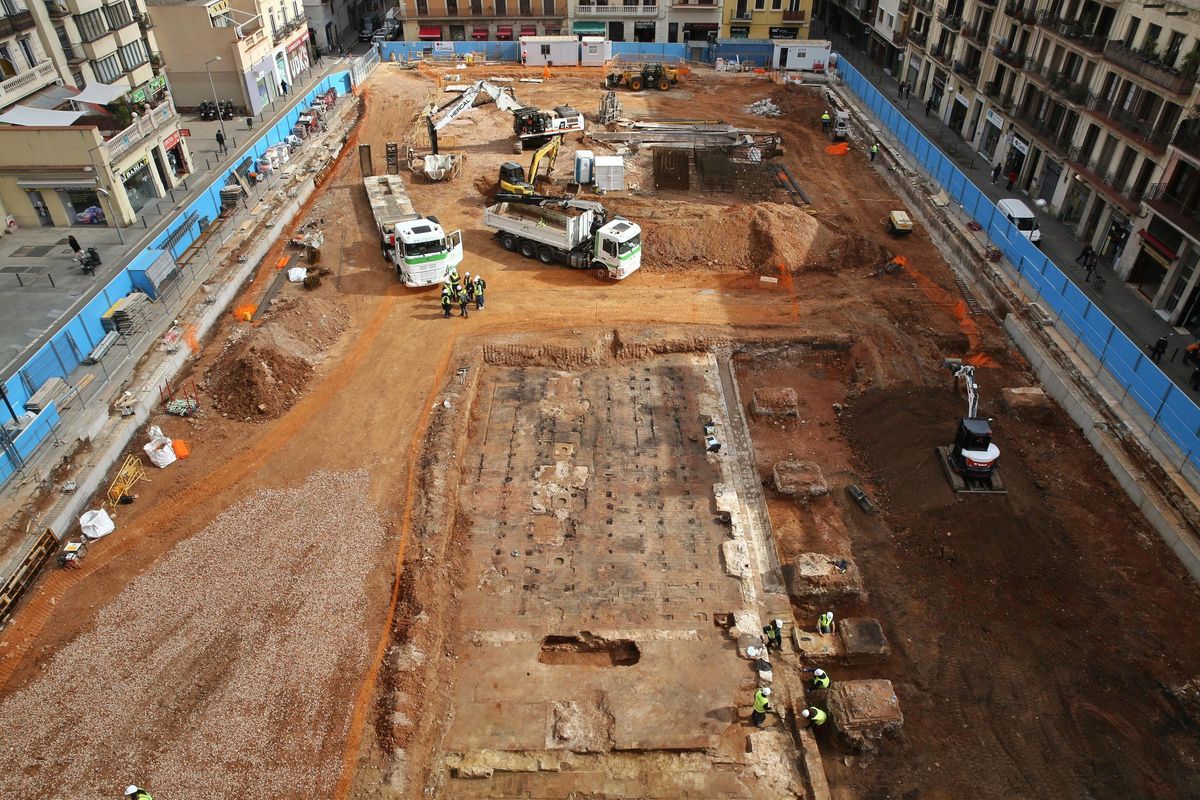 La excavación en el Mercat de lAbaceria deja al descubierto los primeros restos de la fábrica Puigmartí. Está previsto que la excavación arqueológica finalice a principios de abril