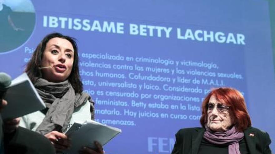 La activista Lachgar y la escritora Regàs durante el Feminario.