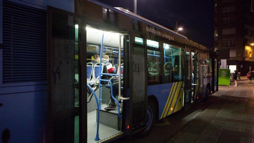 La ausencia de los "búhos" en el Nalón limita el ocio y la movilidad, y más en verano, denuncian los vecinos: "Es una situación incomprensible e imperdonable"