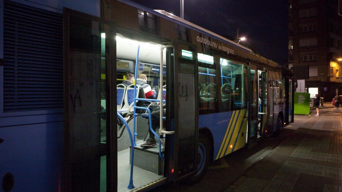 Un autobús búho en Sama de Langreo.
