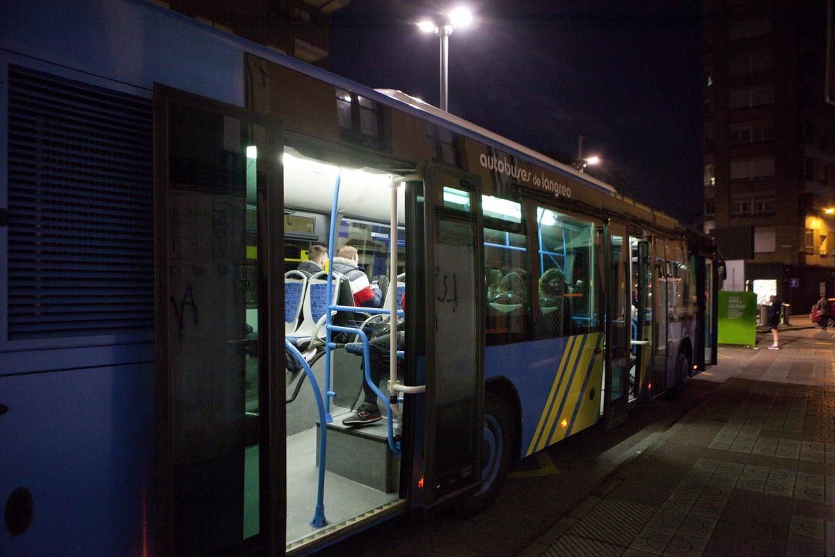 Un autobús búho en Sama de Langreo.