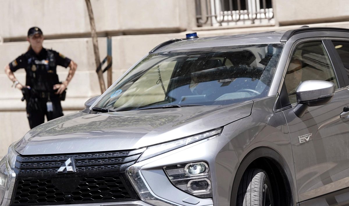 Vehículo de la policía que ha trasladado a Santos Cerdán a la prisión de Soto del Real , en Madrid. Vehículo de la policía que ha trasladado a Santos Cerdán a la prisión de Soto del Real , en Madrid.