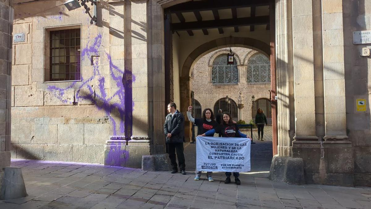 Activistas de Futuro Vegetal lanzan pintura contra el Palacio Episcopal de Barcelona