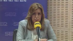 La precandidata carrega contra Pedro Sánchez en la seva última entrevista.