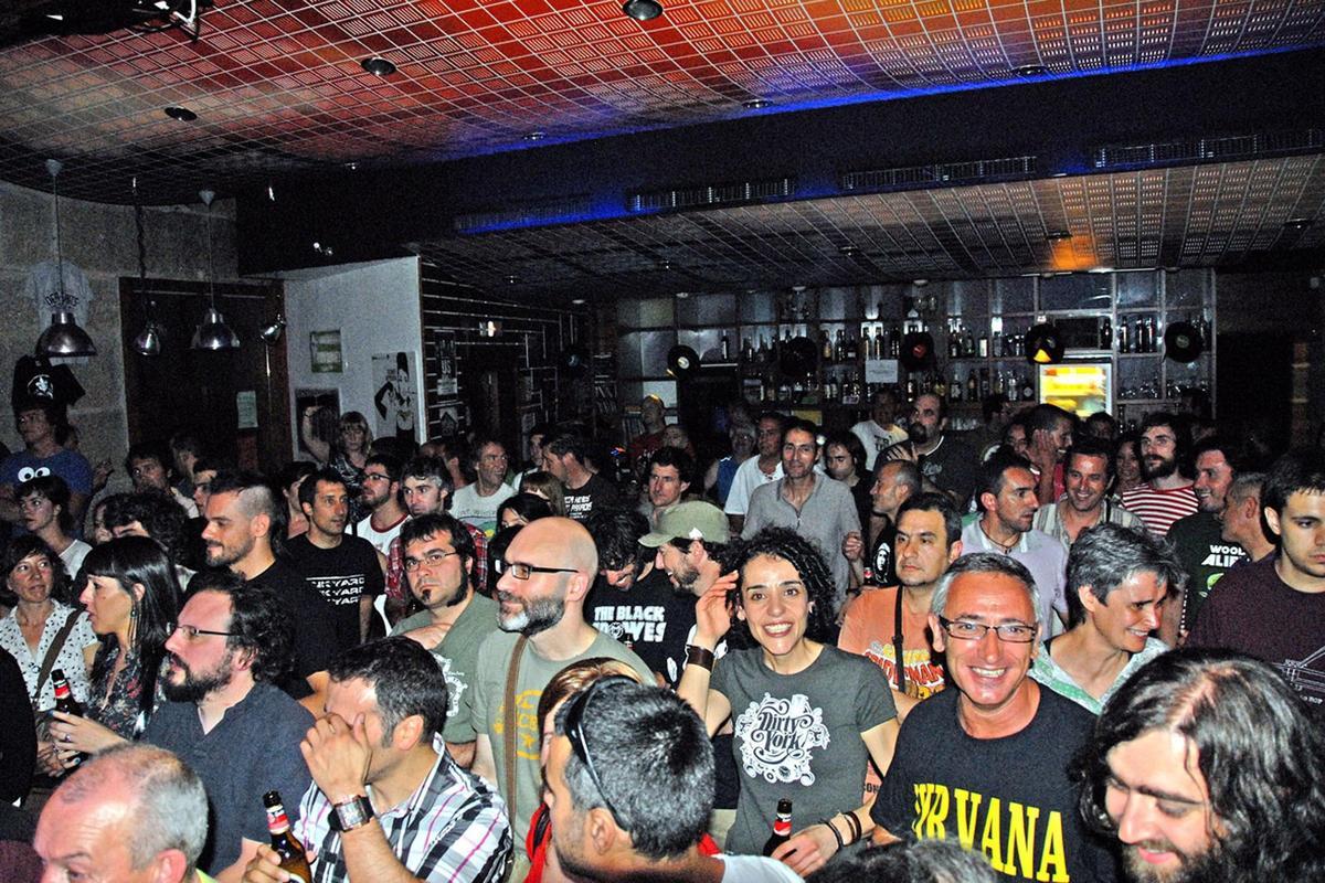 La sala llena de público para uno de los conciertos en Salasón.