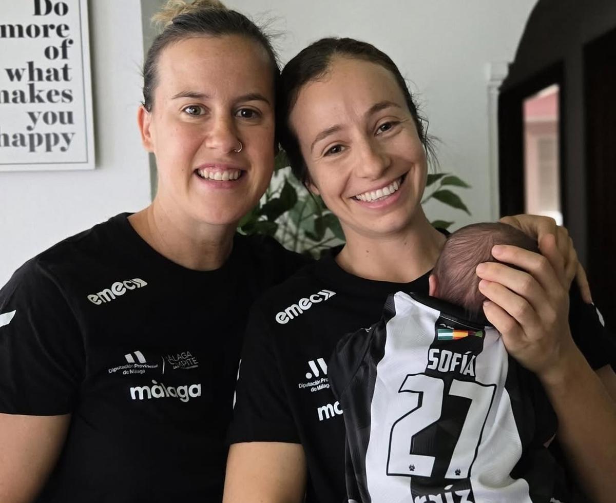 Silvia Arderuis e Isa Medeiros, en una imagen con su hija en brazos.