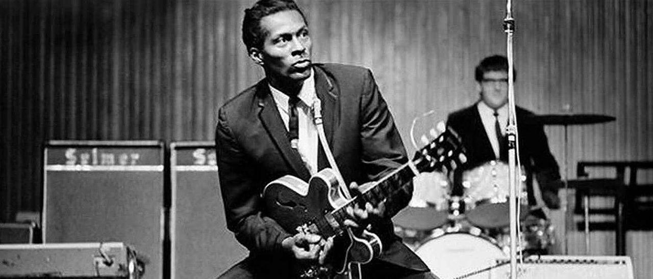 Chuck Berry, en una de sus poses icónicas.