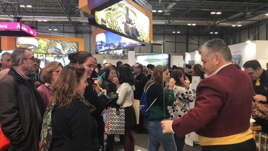 Mantones y trajes de novia en un fitur para todos