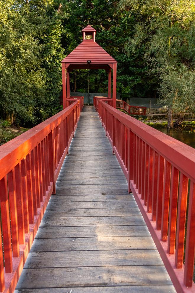 Puente de madera roja sobre el río Arnoia en la localidad de Allariz.