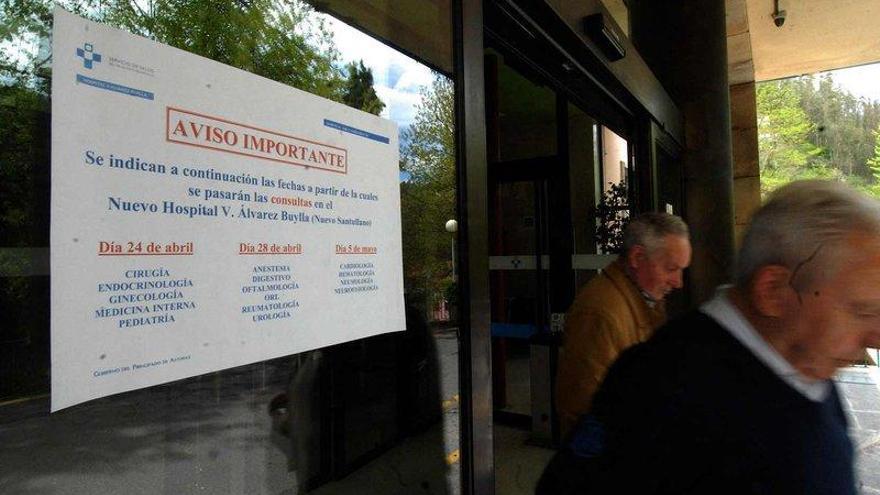 La entrada al viejo Hospital Álvarez-Buylla, con un cartel anunciando el traslado de consultas.